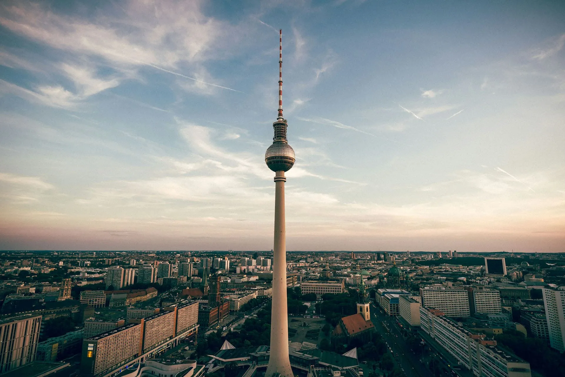 Berlins tv-torn över stadens tak