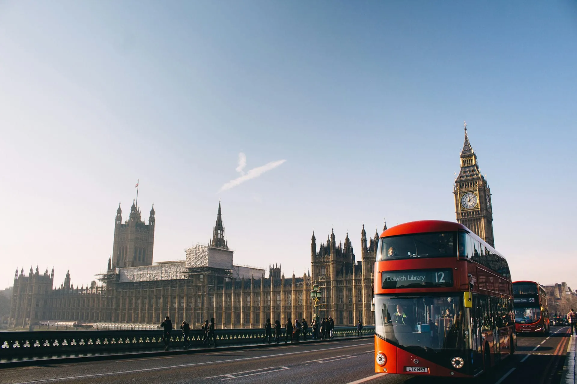 Parlamentsbyggnaden och en röd dubbeldäckare i London