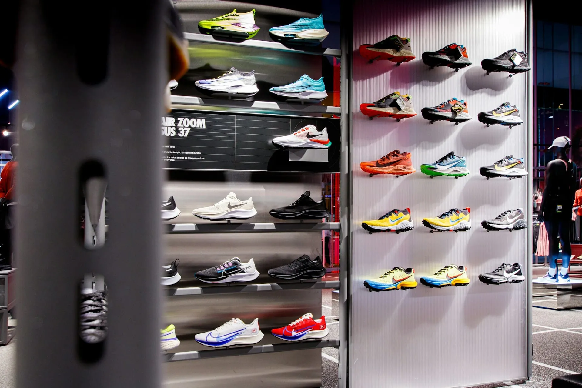 Vägg med löparskor i en sportbutik